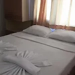 Aura Nyaraló *